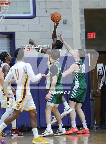 Thumbnail 2 in St. Joseph vs Mount Vernon (New York Holiday Invitational) photogallery.