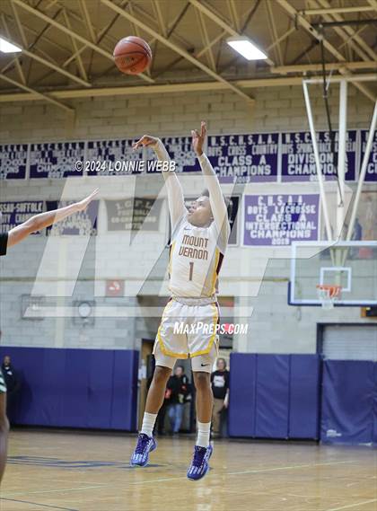 Thumbnail 3 in St. Joseph vs Mount Vernon (New York Holiday Invitational) photogallery.