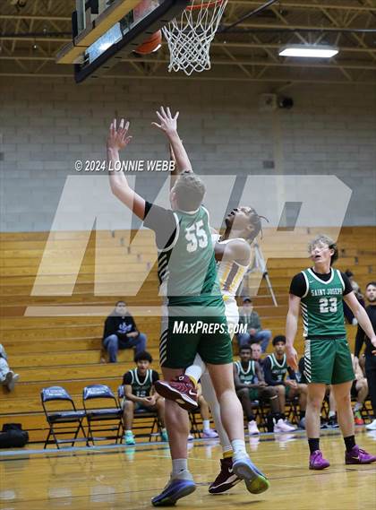 Thumbnail 3 in St. Joseph vs Mount Vernon (New York Holiday Invitational) photogallery.
