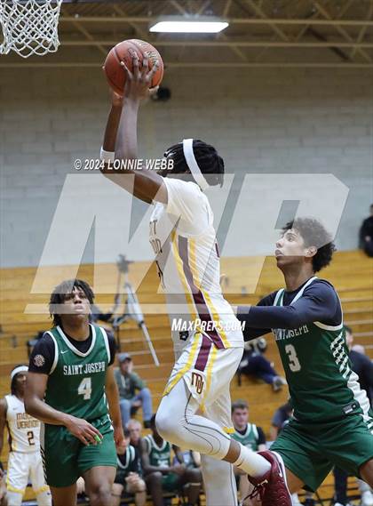 Thumbnail 2 in St. Joseph vs Mount Vernon (New York Holiday Invitational) photogallery.
