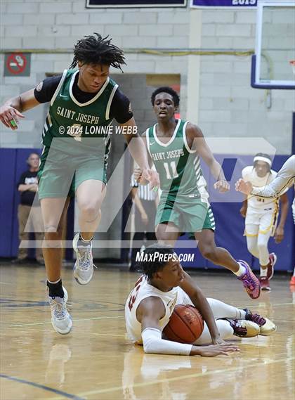 Thumbnail 1 in St. Joseph vs Mount Vernon (New York Holiday Invitational) photogallery.