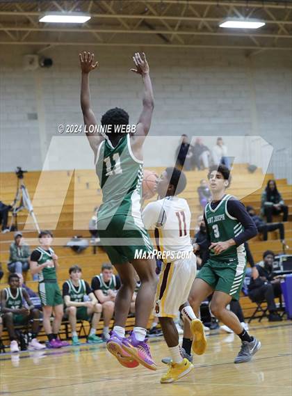 Thumbnail 2 in St. Joseph vs Mount Vernon (New York Holiday Invitational) photogallery.
