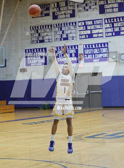 Thumbnail 2 in St. Joseph vs Mount Vernon (New York Holiday Invitational) photogallery.