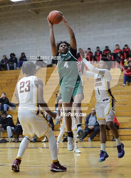 Thumbnail 2 in St. Joseph vs Mount Vernon (New York Holiday Invitational) photogallery.