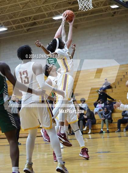 Thumbnail 2 in St. Joseph vs Mount Vernon (New York Holiday Invitational) photogallery.