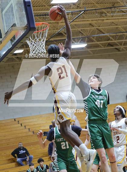 Thumbnail 3 in St. Joseph vs Mount Vernon (New York Holiday Invitational) photogallery.
