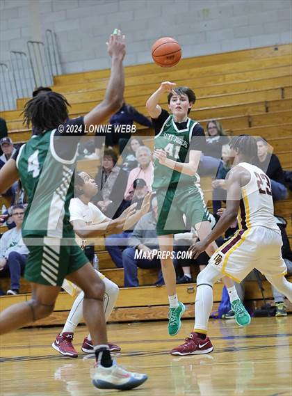 Thumbnail 2 in St. Joseph vs Mount Vernon (New York Holiday Invitational) photogallery.