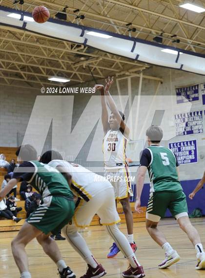 Thumbnail 2 in St. Joseph vs Mount Vernon (New York Holiday Invitational) photogallery.