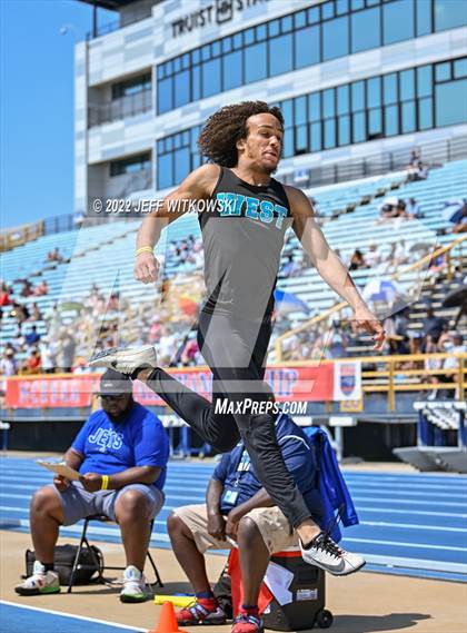 Thumbnail 3 in NCHSAA 2A/3A Track Championships photogallery.