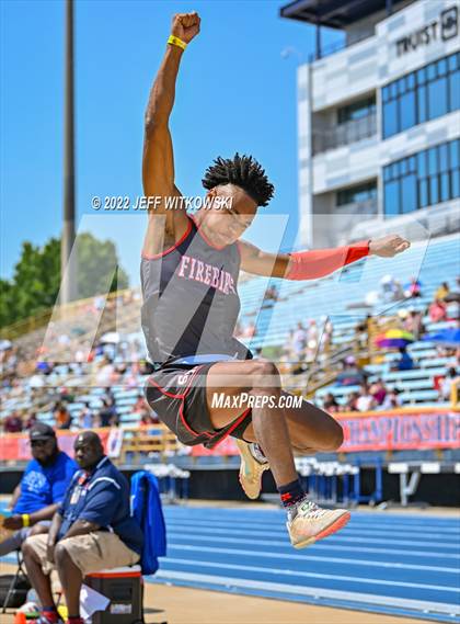 Thumbnail 3 in NCHSAA 2A/3A Track Championships photogallery.
