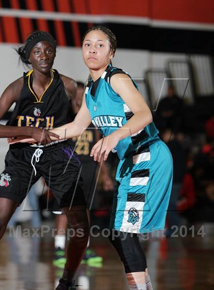 Thumbnail 2 in Oakland Tech vs. Deer Valley (MLK-Shootout) photogallery.