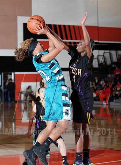 Thumbnail 2 in Oakland Tech vs. Deer Valley (MLK-Shootout) photogallery.