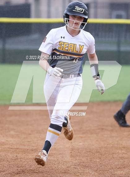 Thumbnail 1 in Sealy vs Randle photogallery.