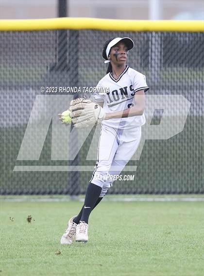 Thumbnail 3 in Sealy vs Randle photogallery.
