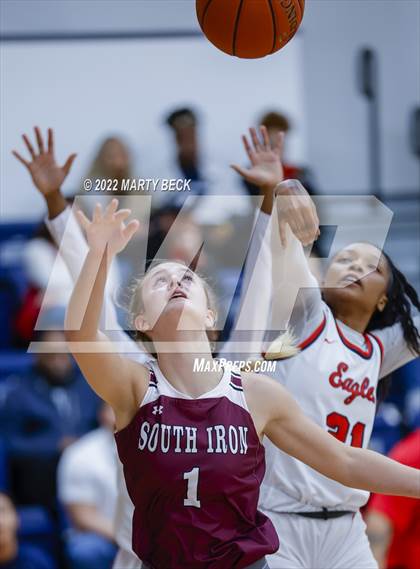 Thumbnail 2 in South Iron vs Olathe North (Sophie Cunningham Classic) photogallery.