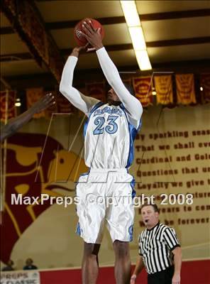 Thumbnail 2 in Compton vs. Campbell Hall (MaxPreps Holiday Classic) photogallery.