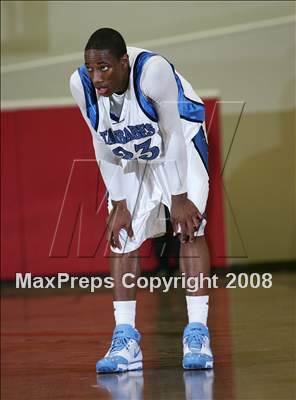 Thumbnail 2 in Compton vs. Campbell Hall (MaxPreps Holiday Classic) photogallery.
