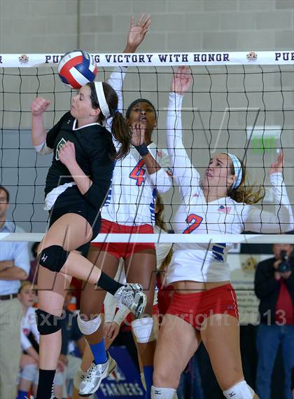 Thumbnail 1 in Granite Bay vs. Los Alamitos (CIF State D1 Final) photogallery.