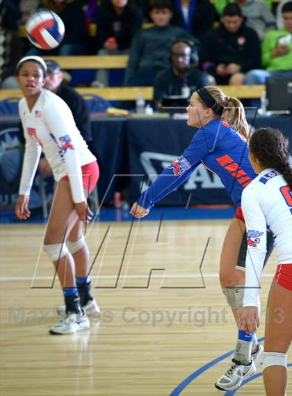 Thumbnail 1 in Granite Bay vs. Los Alamitos (CIF State D1 Final) photogallery.