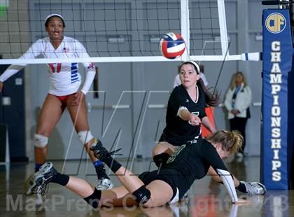 Thumbnail 2 in Granite Bay vs. Los Alamitos (CIF State D1 Final) photogallery.