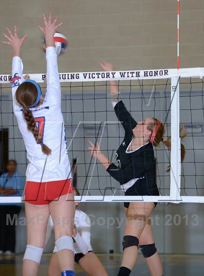Thumbnail 2 in Granite Bay vs. Los Alamitos (CIF State D1 Final) photogallery.