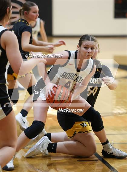 Thumbnail 2 in Gary Vs Woden (Bobcat Classic) photogallery.