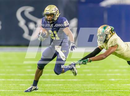 Thumbnail 2 in Klein Collins vs. DeSoto (UIL 6A Division II Semifinal) photogallery.