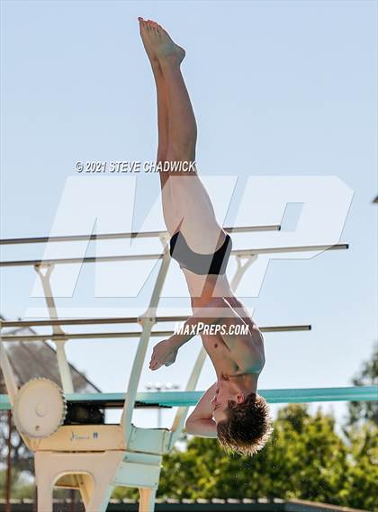Thumbnail 3 in AIA Division II Diving Finals photogallery.