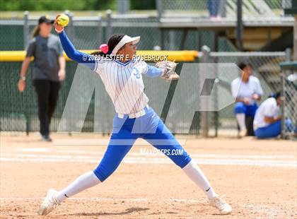 Thumbnail 3 in Brennan vs Jay photogallery.