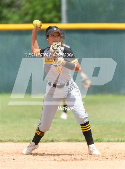 Thumbnail 2 in Brennan vs Jay photogallery.