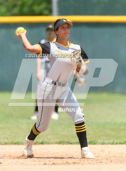 Thumbnail 3 in Brennan vs Jay photogallery.