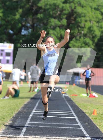 Thumbnail 3 in Hernando Kiwanis Track and Field Invitational photogallery.