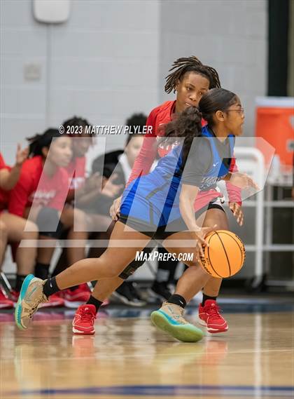 Thumbnail 3 in Seventy-First vs. Westover (Hoops and Dreams) photogallery.