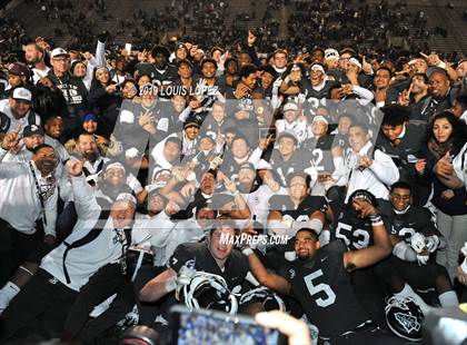 Thumbnail 3 in De La Salle vs. St. John Bosco (CIF State Open Division Championship) photogallery.