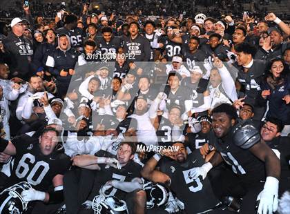 Thumbnail 3 in De La Salle vs. St. John Bosco (CIF State Open Division Championship) photogallery.