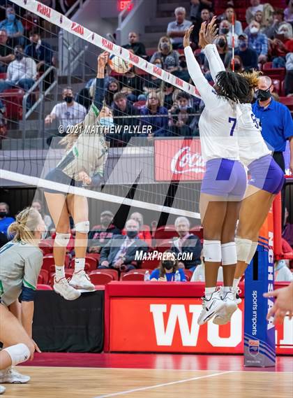 Thumbnail 3 in Green Level vs. Ardrey Kell (NCHSAA 4A Final) (2 of 2) (the Game) photogallery.