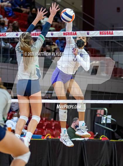 Thumbnail 1 in Green Level vs. Ardrey Kell (NCHSAA 4A Final) (2 of 2) (the Game) photogallery.