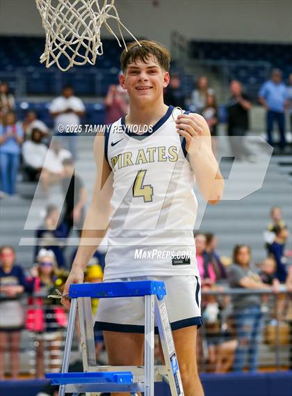 Thumbnail 2 in Huckabay vs. Perrin-Whitt (UIL 1A D1 Basketball Regional Final) photogallery.