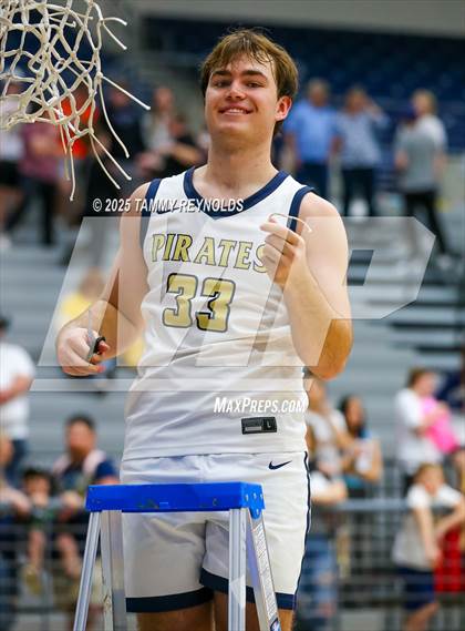Thumbnail 2 in Huckabay vs. Perrin-Whitt (UIL 1A D1 Basketball Regional Final) photogallery.