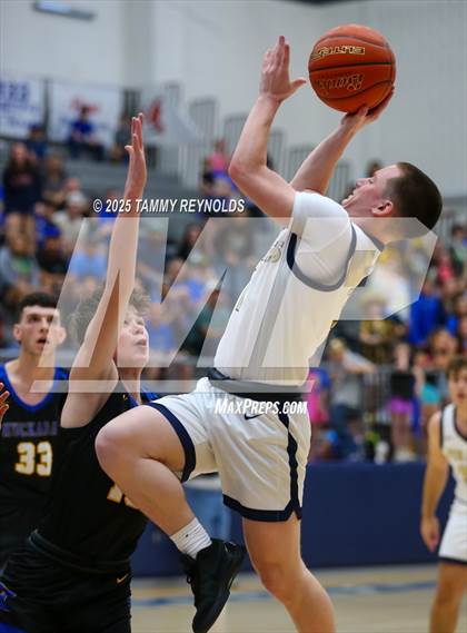 Thumbnail 2 in Huckabay vs. Perrin-Whitt (UIL 1A D1 Basketball Regional Final) photogallery.