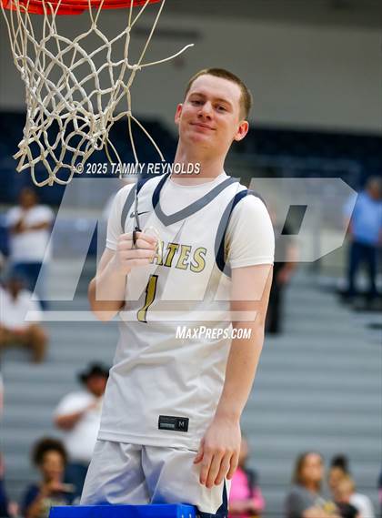 Thumbnail 3 in Huckabay vs. Perrin-Whitt (UIL 1A D1 Basketball Regional Final) photogallery.