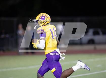 Thumbnail 3 in Holy Cross vs Edna Karr photogallery.
