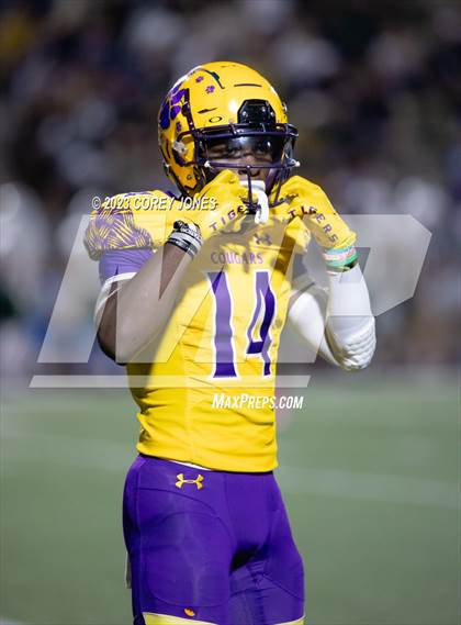 Thumbnail 1 in Holy Cross vs Edna Karr photogallery.