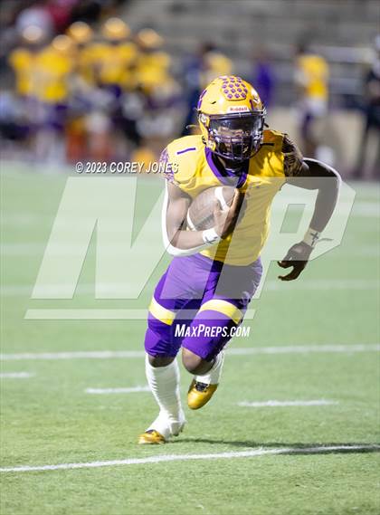 Thumbnail 1 in Holy Cross vs Edna Karr photogallery.