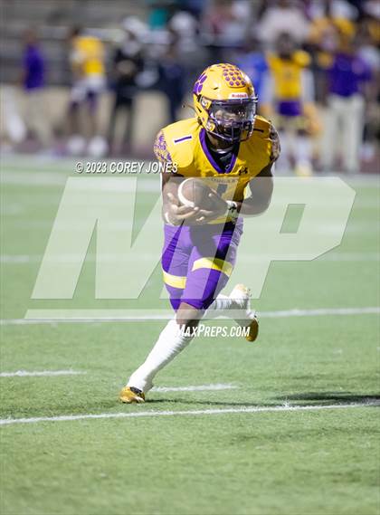 Thumbnail 3 in Holy Cross vs Edna Karr photogallery.