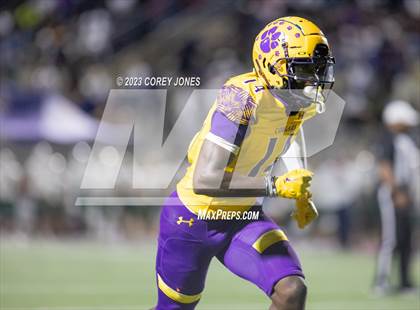 Thumbnail 1 in Holy Cross vs Edna Karr photogallery.