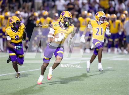 Thumbnail 1 in Holy Cross vs Edna Karr photogallery.