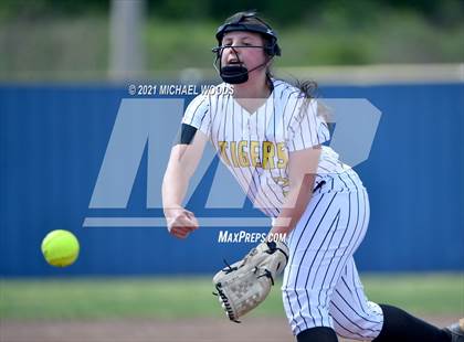 Thumbnail 1 in Dardanelle @ Prairie Grove (AAA 4A First Round Playoff) photogallery.