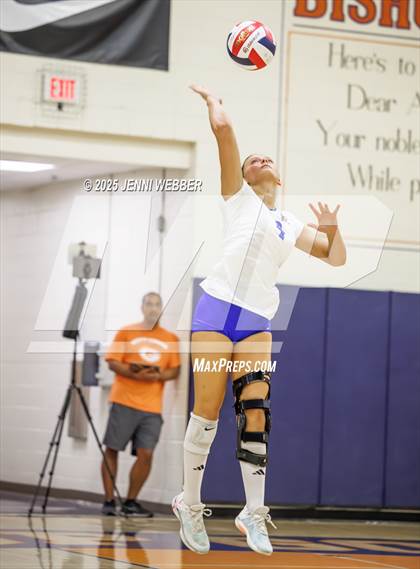 Thumbnail 3 in Mater Dei @ Bishop Gorman photogallery.