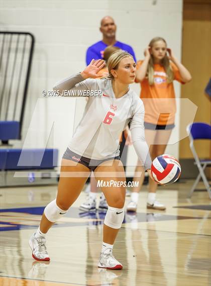 Thumbnail 2 in Mater Dei @ Bishop Gorman photogallery.